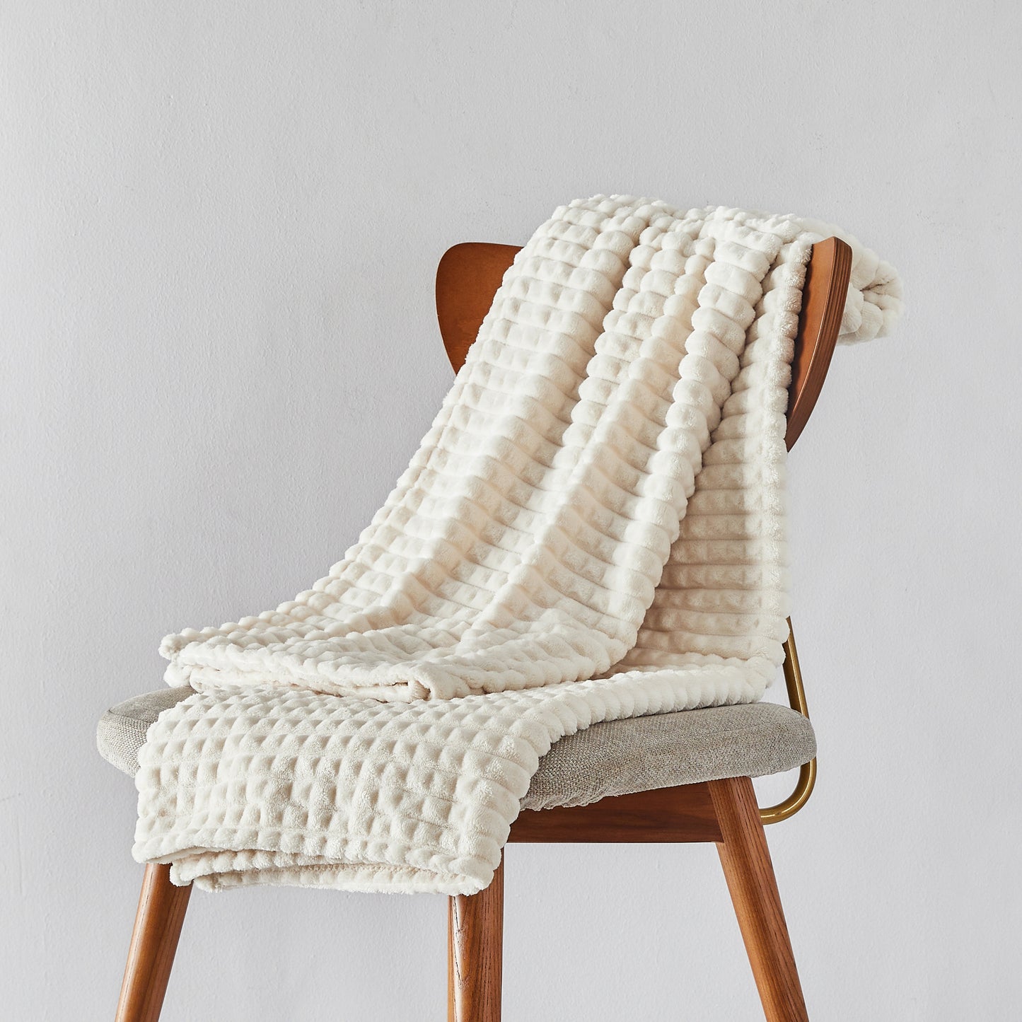 Modern Simplicity: Chic Plush Throw