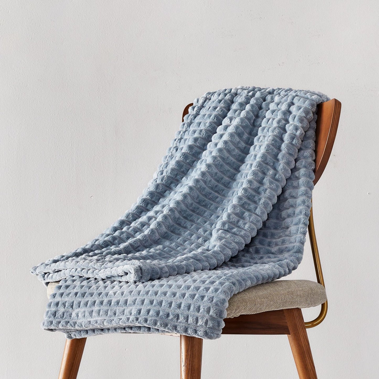 Modern Simplicity: Chic Plush Throw