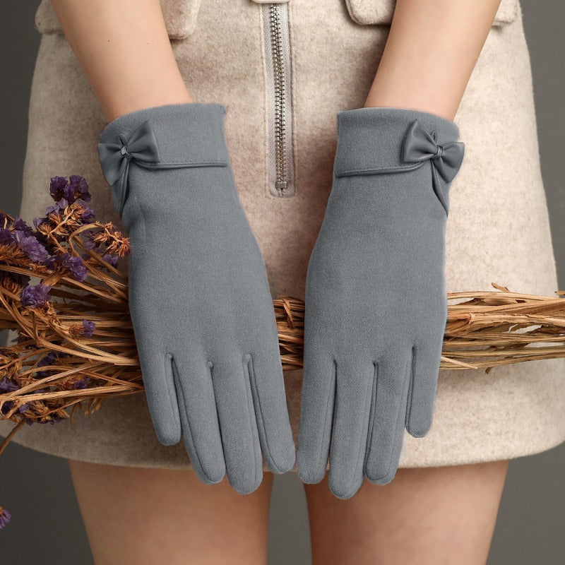 Elegant Embrace: Bow-Detailed Touchscreen Gloves