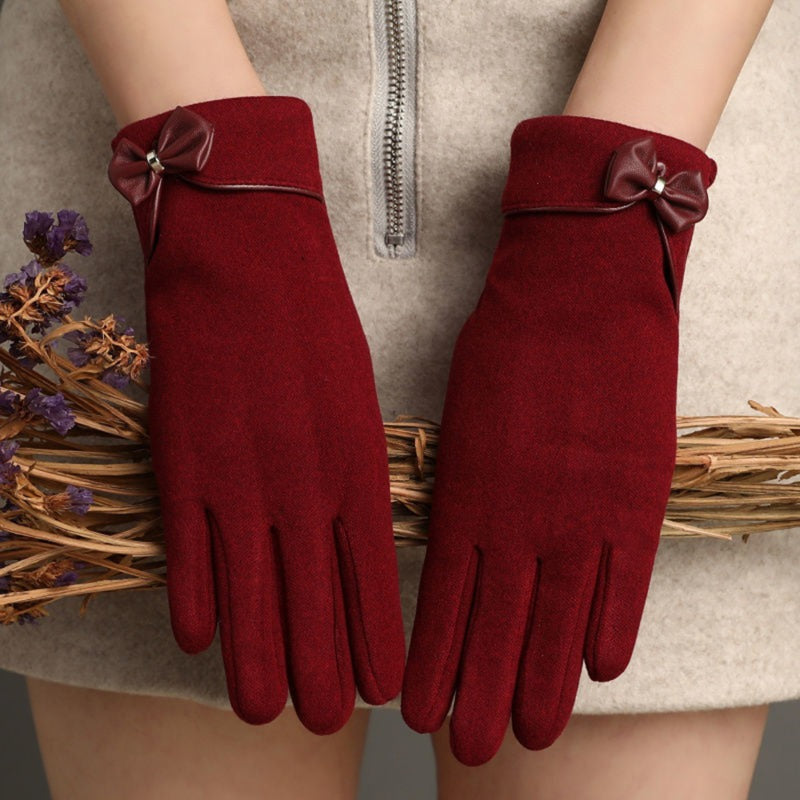 Elegant Embrace: Bow-Detailed Touchscreen Gloves