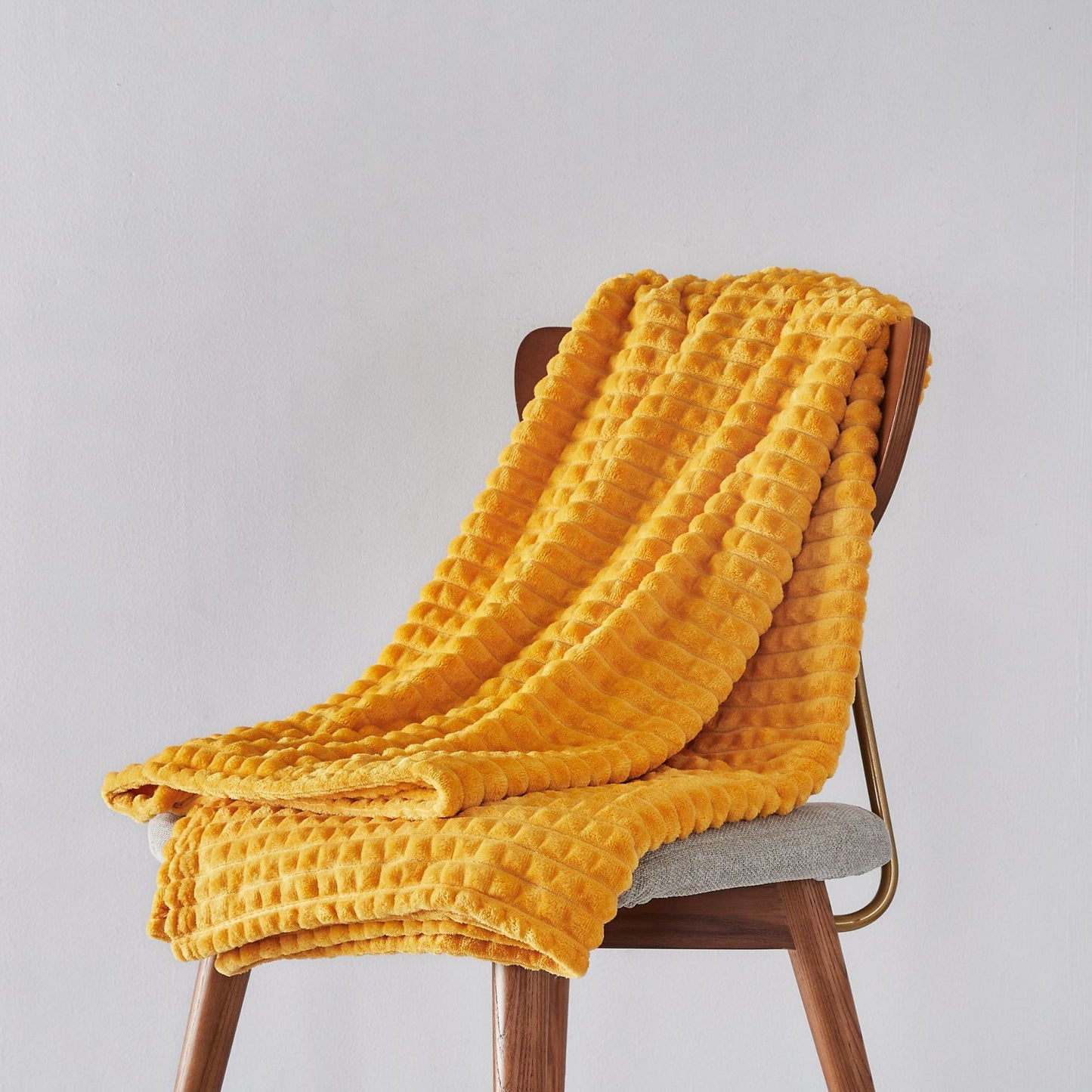 Modern Simplicity: Chic Plush Throw