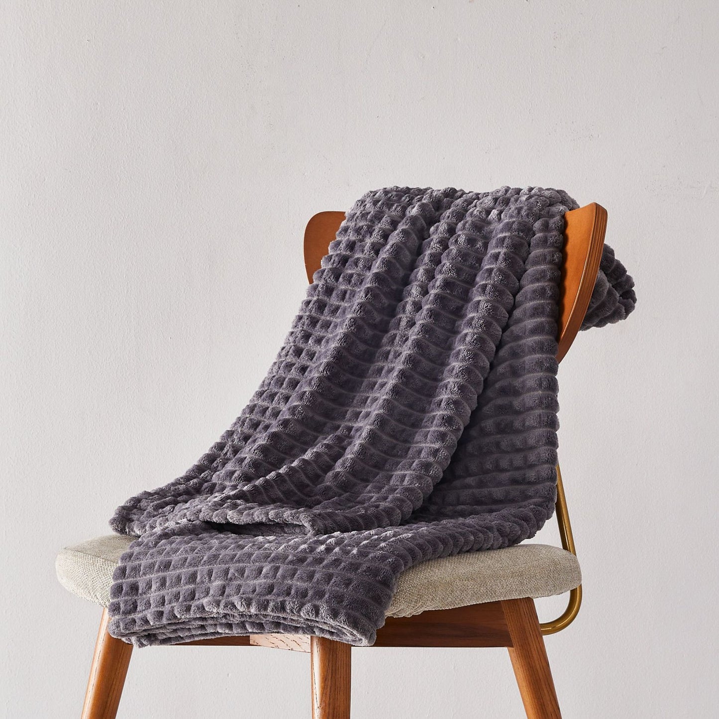 Modern Simplicity: Chic Plush Throw